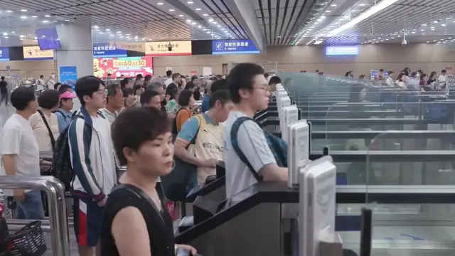 Video thumbnail for China: China expects 2.2 million daily cross-border trips during Dragon Boat Festival holiday.