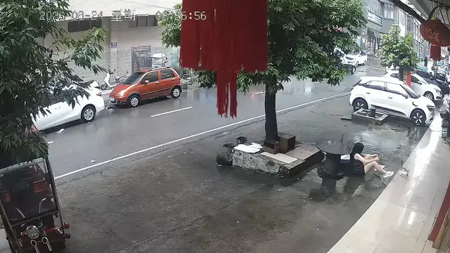 Video thumbnail for Woman Uses Umbrella to Catch Falling Cat in Guangxi