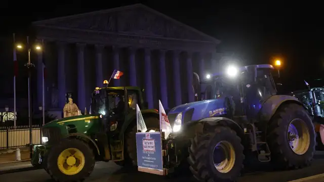 Video thumbnail for Protesters say 'unliveable to be a farmer in France today' as they condemn Mercosur deal