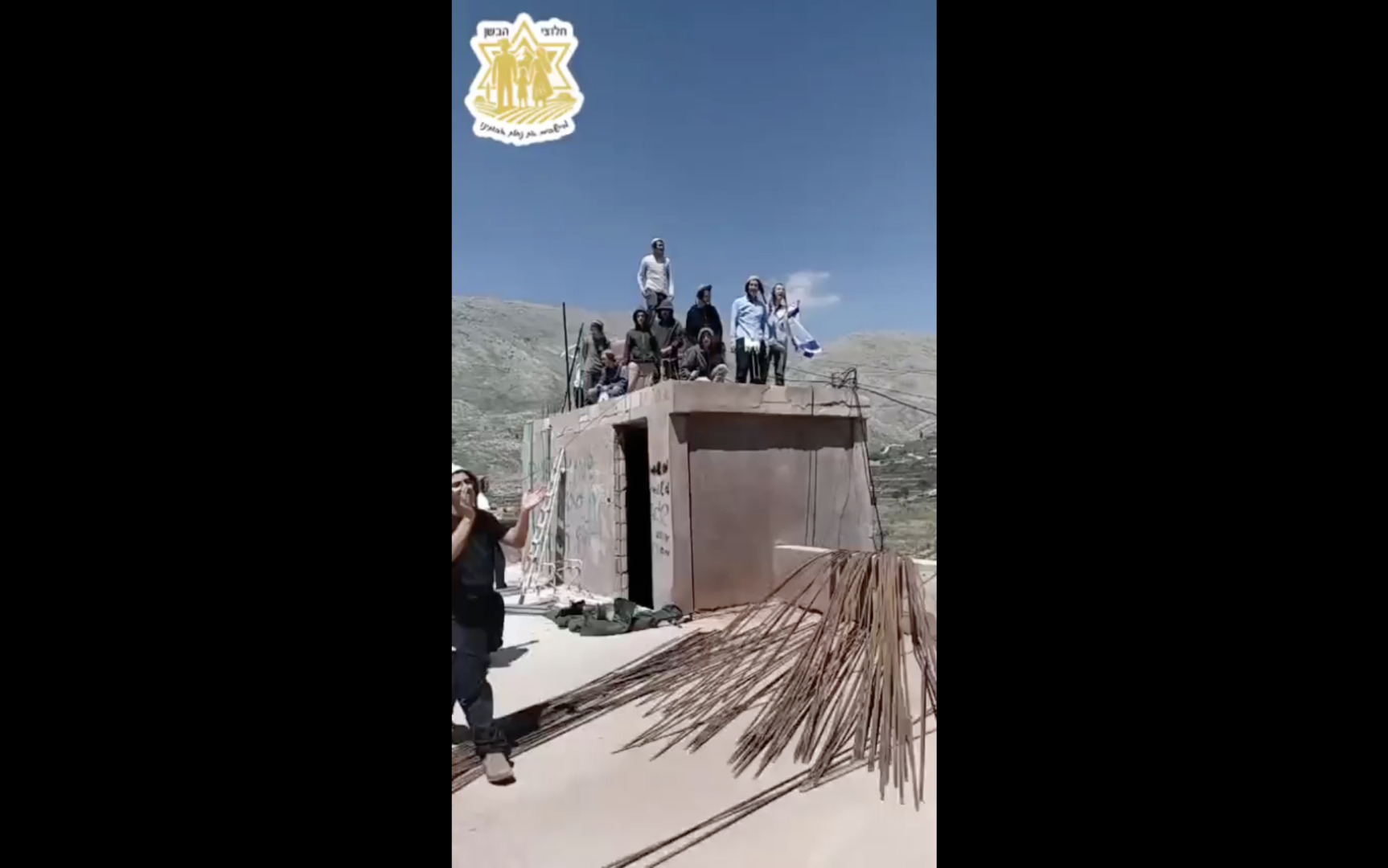 Video thumbnail for Dozens of Israeli settlers cross into Syria to demand settlement