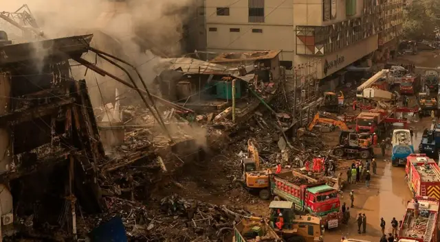 Video thumbnail for Death toll in Karachi mall fire rises to at least 26 in Pakistan