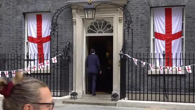 Video thumbnail for US: British ministers arrive at 10 Downing Street for Starmer's final cabinet meeting.