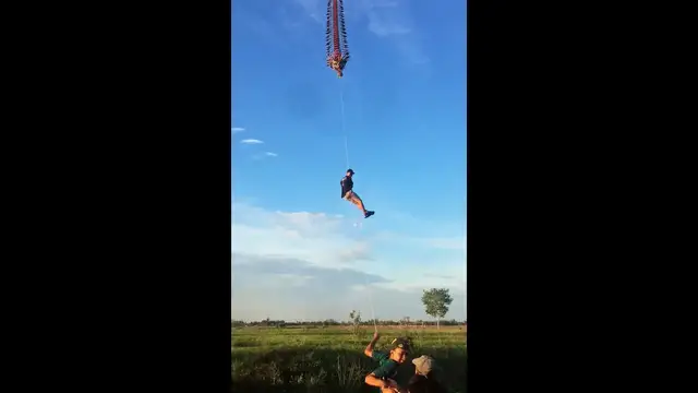 Video thumbnail for Riding Dragon Kites in Lampung, Indonesia