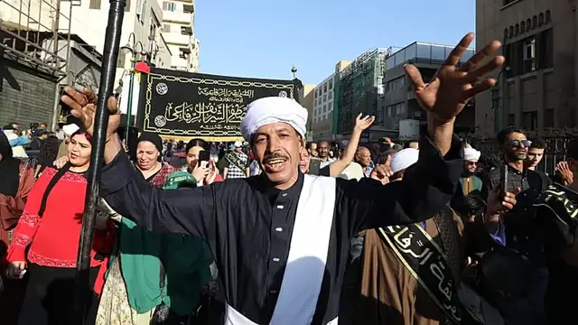 Video thumbnail for Egypt: Sufi muslims celebrate Mawlid al-Nabawi in Cairo
