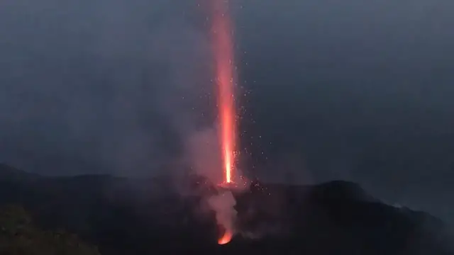Video thumbnail for Stromboli Volcano Erupts as Lava Flows Into the Mediterranean Sea