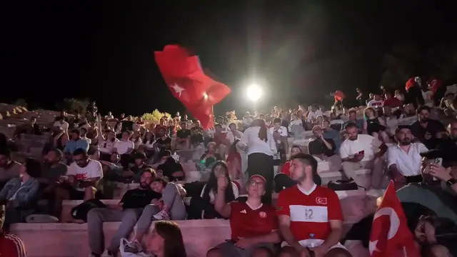 Video thumbnail for Türkiye: Turkish fans gather at ancient theater to watch World Cup clash with Paraguay.