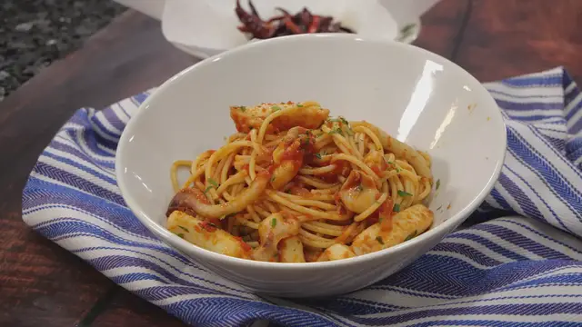 Video thumbnail for Authentic Spaghetti with Cuttlefish and Tomato Sauce Recipe