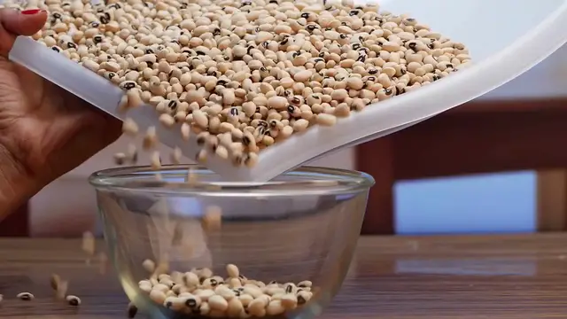 Video thumbnail for Hearty Classic Beef Chili Recipe