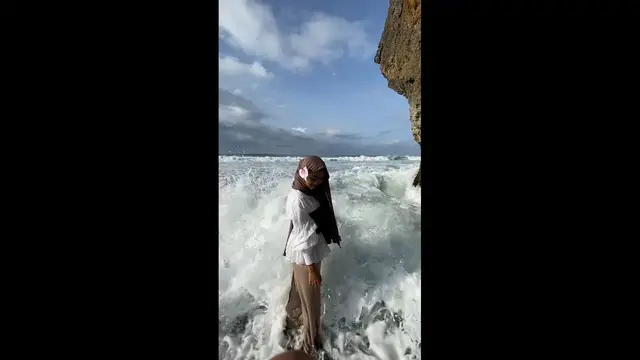 Video thumbnail for Teens Washed Away by Wave During Beach Video!