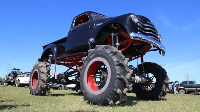 Video thumbnail for Chevrolet Pick-up Turned Into $100,000 Mega Truck