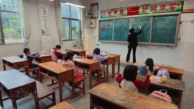 Video thumbnail for China: Towering cliffside elevator transforms morning commute for rural school students.
