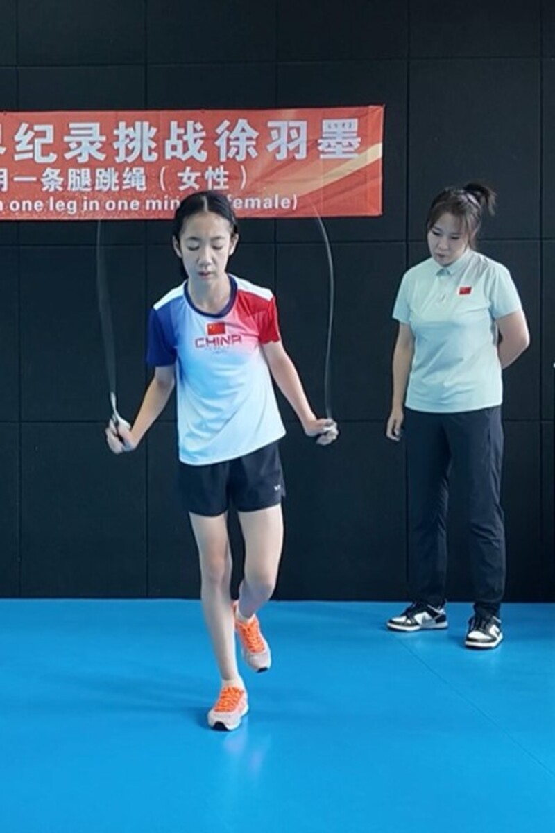 Video thumbnail for Most rope skips on one leg in one minute (female)  274 by Xu Yumo