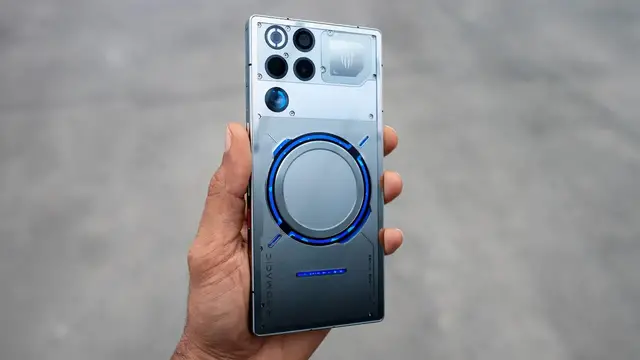 'Video thumbnail for World's First Smartphone with REAL Liquid Cooling'