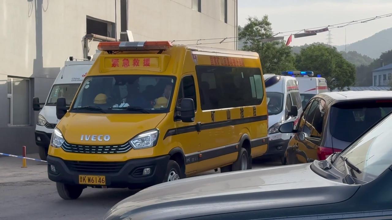 Video thumbnail for China: Coal mine explosion kills 8, traps dozens in Qinyuan County.