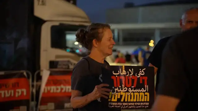 Video thumbnail for Israel: Anti-government protest held in Tel Aviv.