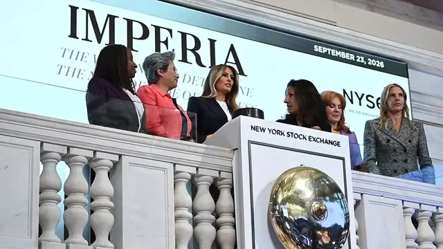 Video thumbnail for NY: First Lady Melania Trump At NYSE 3.