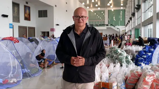 Video thumbnail for Bangkok floods displace thousands as waters remain slow to recede