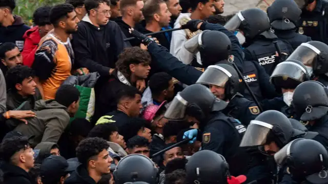 Video thumbnail for Spain's police launch operation to clear migrants off Ceuta beach