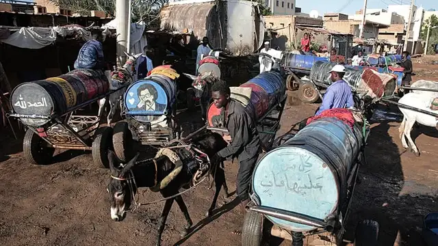 Video thumbnail for Khartoum residents under threat from environmental hazards in war-ravaged city
