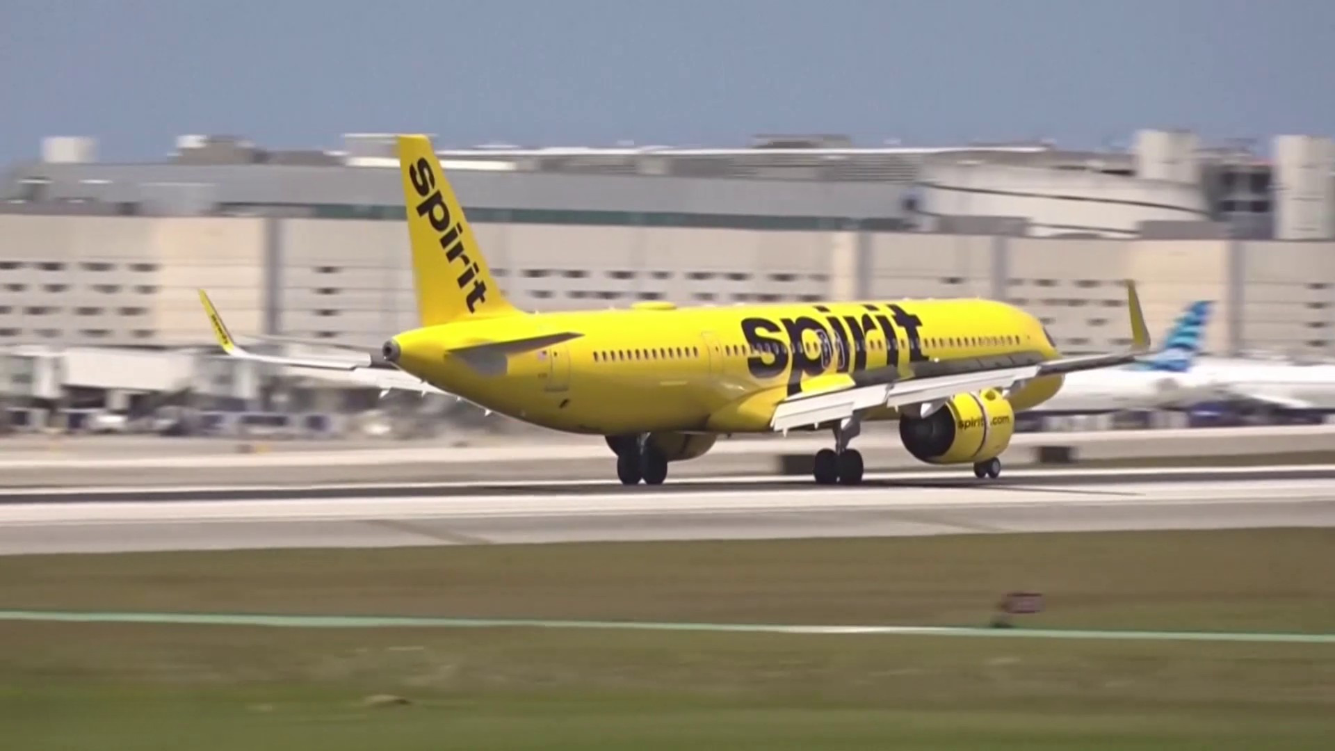 Video thumbnail for Spirit airlines collapse: passengers stranded overnight