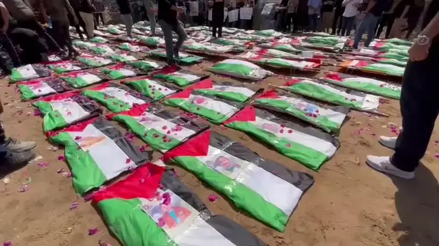 Video thumbnail for People in Gaza lay to rest 112 people retrieved from rubble.