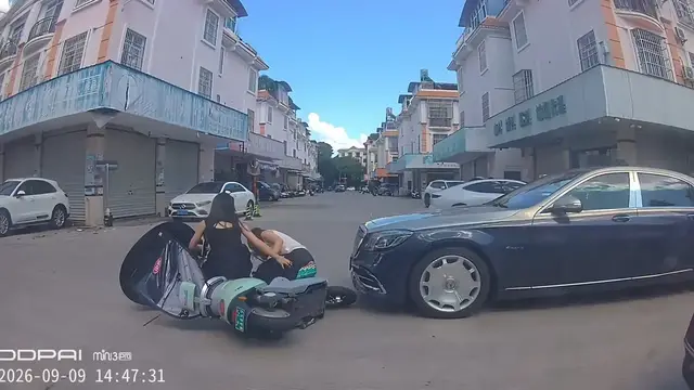 Video thumbnail for E-bike and Car Collide at Yunnan Intersection