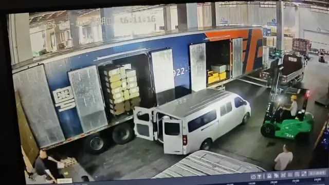 Video thumbnail for Forklift accidentally lifts minivan inside Zhejiang warehouse