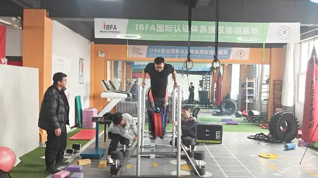 'Video thumbnail for Heaviest weighted tricep dip, 191.94 kg (423.15 lb) by Liu Weiqiang (China)'