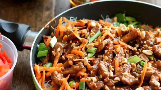 Video thumbnail for Hoisin Pork with Rice Noodles recipe