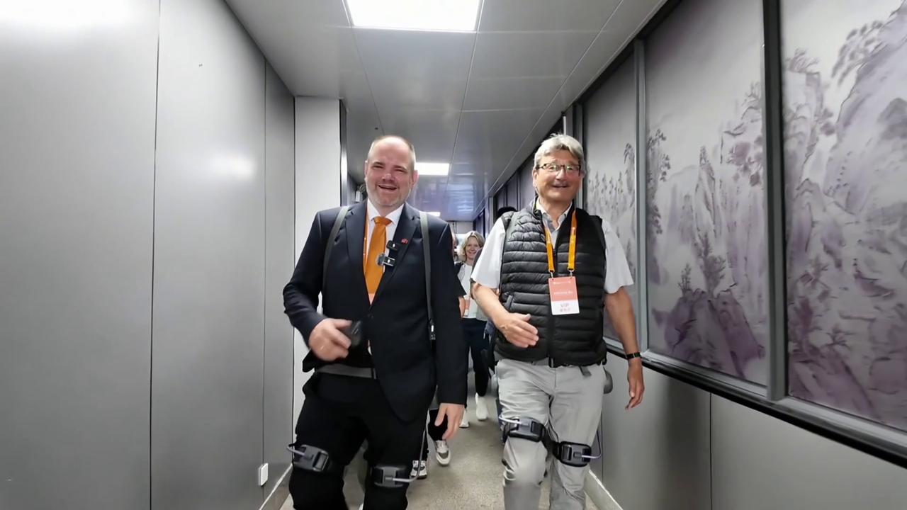 Video thumbnail for China: Global mayors test exoskeletons on Mount Huangshan climb.