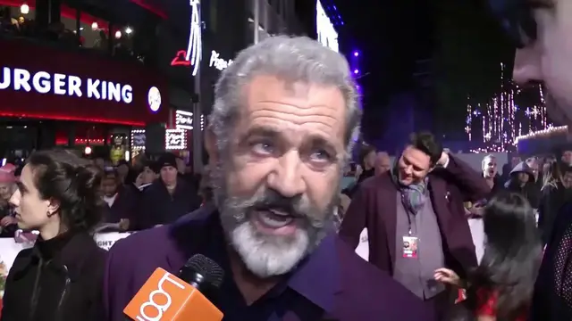 Video thumbnail for UNCAPTIONED: Mel Gibson apologises for 'idiocy' after mocking ASL interpreter.
