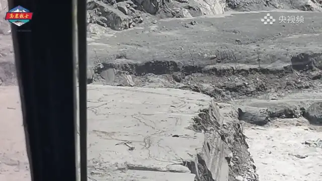 Video thumbnail for Thailand: Aid supplies delivered by air to disaster-hit area in Tibet.