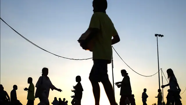 Video thumbnail for Al Jazeera reporter witness fighting at Thai-Cambodia border despite talks