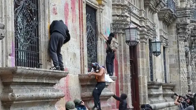 Video thumbnail for Mexican protesters demanding clean water storm state congress