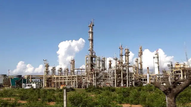 Video thumbnail for Venezuela's oil revival hopes threatened by prolonged power cuts in Cabimas