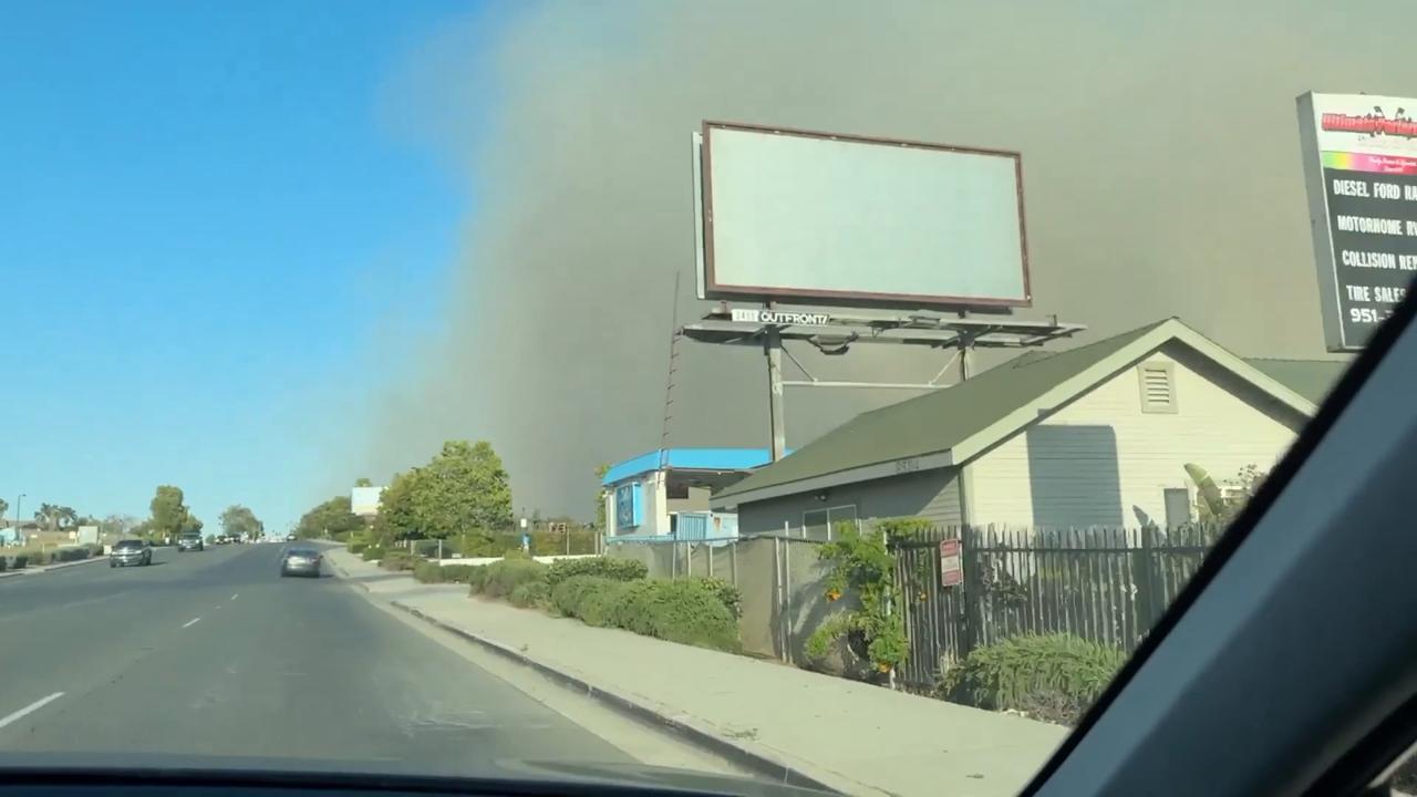 Video thumbnail for US: Four Injured, Fast-Moving Bain Fire Forces Evacuations in Jurupa Valley, CA 3.