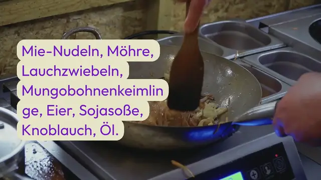 Video thumbnail for Chinesisch gebratene Nudeln mit Ei und Gemüse