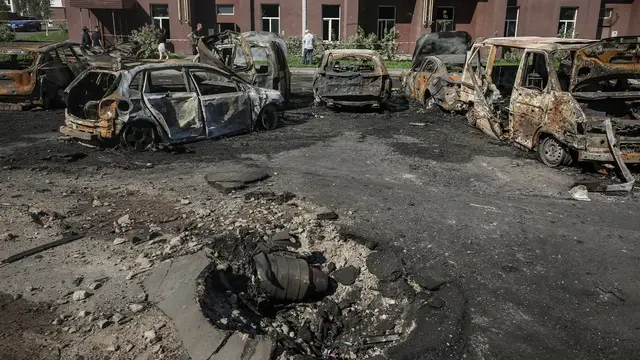 Video thumbnail for Narrow escape for woman as Russian drone hits residential area