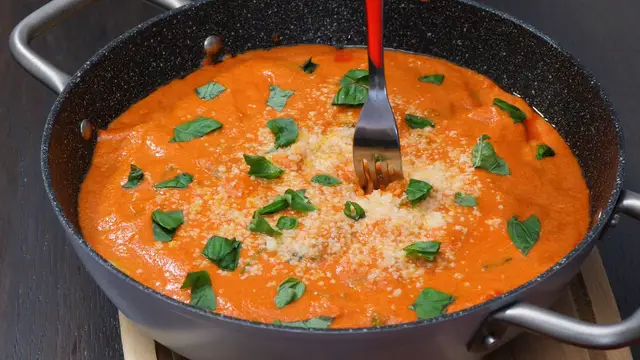 Video thumbnail for The best gnocchi with cheesy cream sauce and spinach