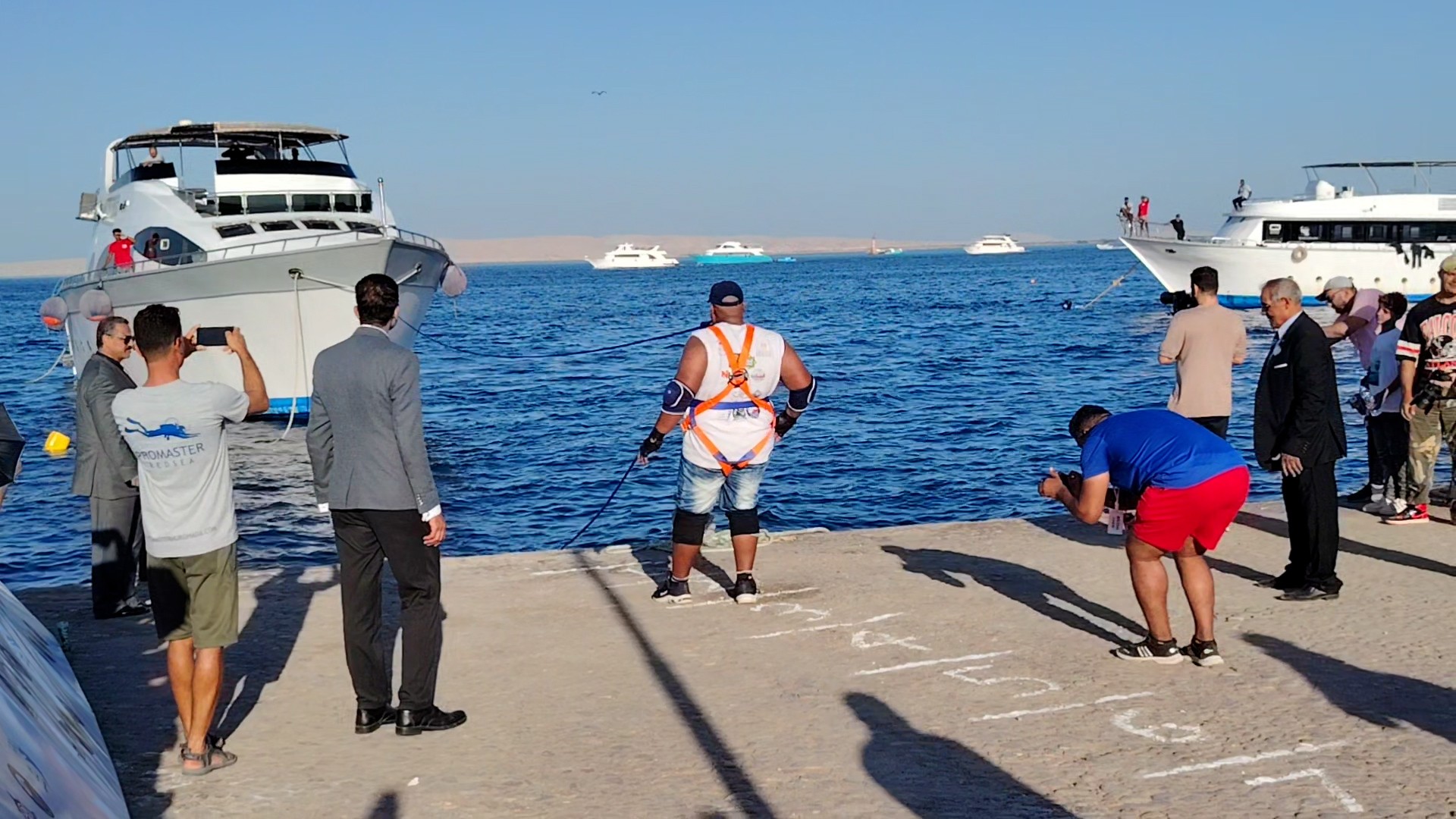 Video thumbnail for Ashraf Mahrous pulls 720 ton ship with teeth record