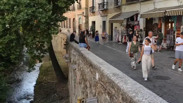 Video thumbnail for Spain: First heat wave of the year hits southern Spain.