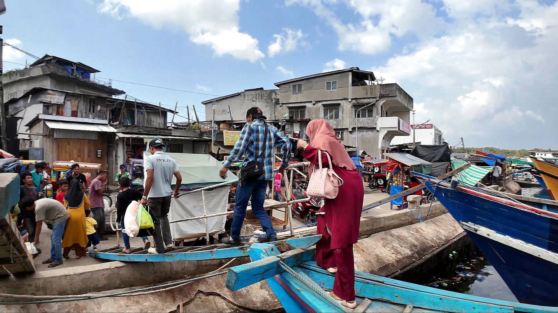 Video thumbnail for Supply crisis forces Philippine island province to turn to Malaysia for survival