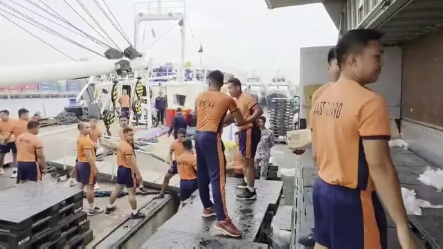Video thumbnail for Philippines: Philippine Coast Guard Ship Delivers 200 Tons Of Relief Goods To Earthquake-Hit General Santos City.