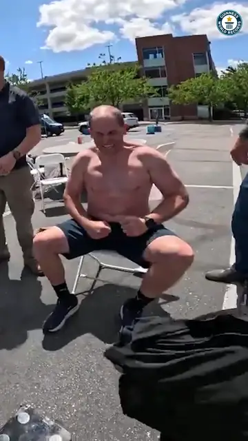 Video thumbnail for Most t-shirts worn during a marathon (male) - 125 by David Rush