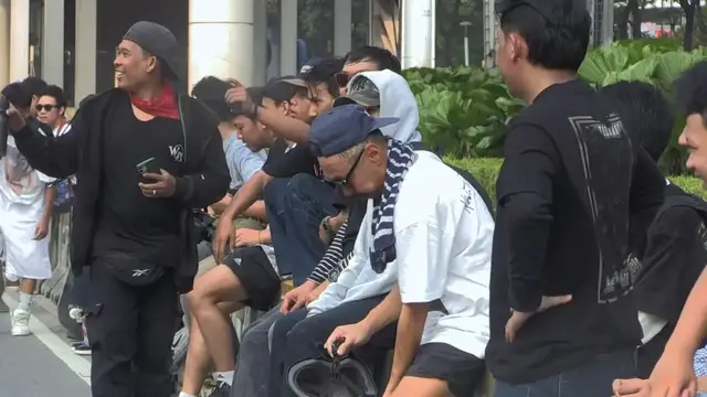 Video thumbnail for Indonesia: Hundreds celebrate Go Skateboarding Day in Indonesia's capital.