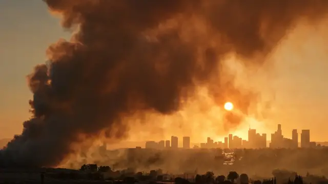 Video thumbnail for Firefighters gain ground on massive LA warehouse fire