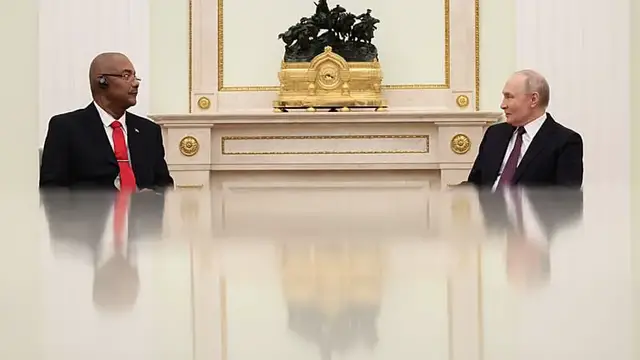 Video thumbnail for Putin hosts Seychelles president at Kremlin