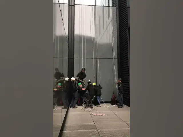 Video thumbnail for Abseiling down the Cheesegrater in the City of London