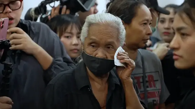 Video thumbnail for Families claim bodies of victims of deadly Bangkok pub fire