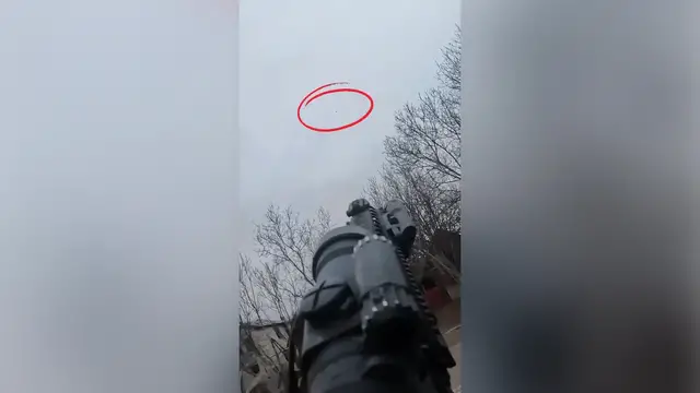 Video thumbnail for Ukrainian soldiers target Russian drones with rifles